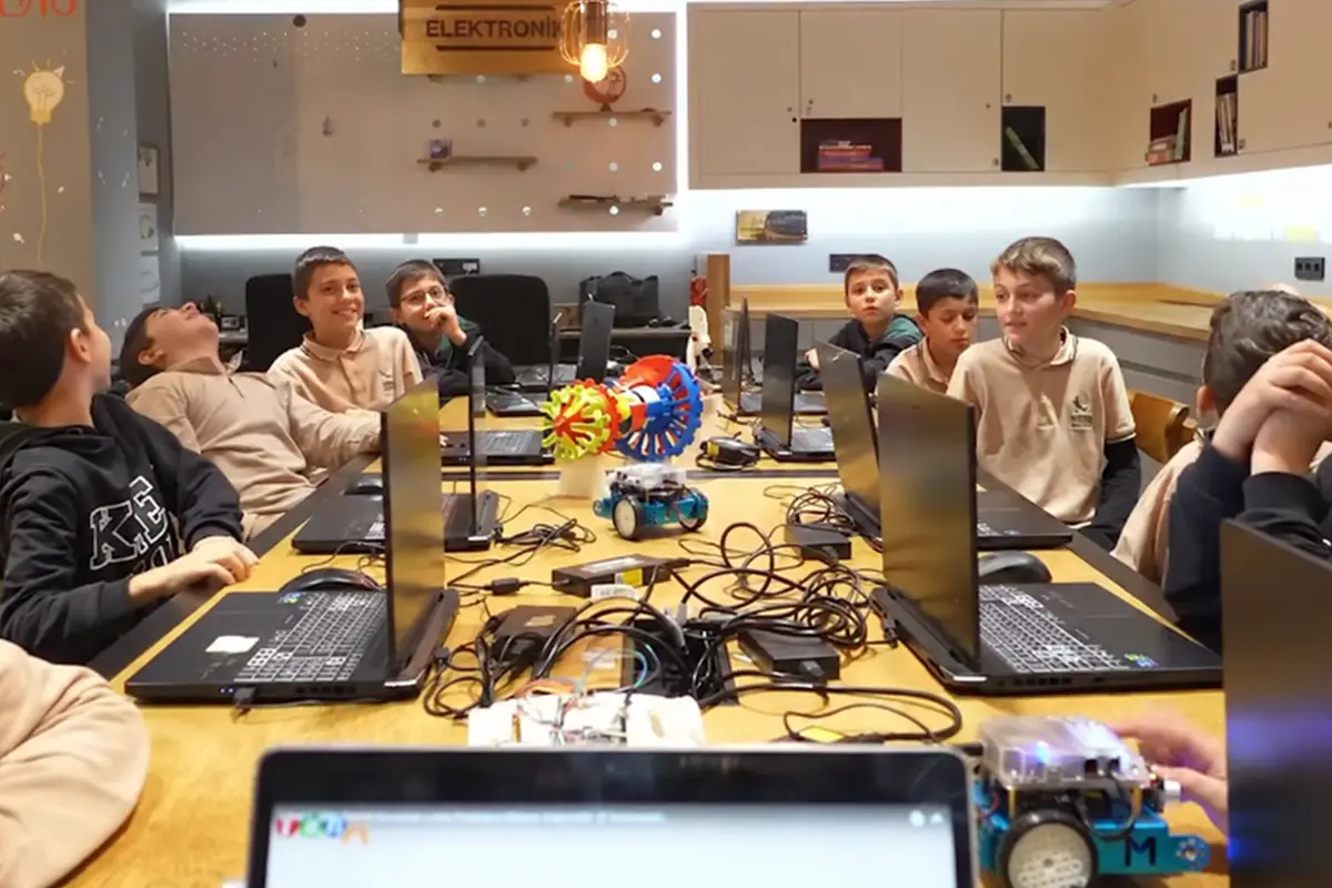 TÜGVA'dan gençlere robotik kodlama ve yazılım eğitimi