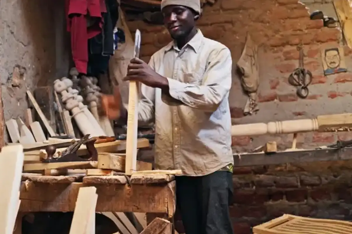 Uganda'da yetimhanede büyüyen Şerif marangoz oldu